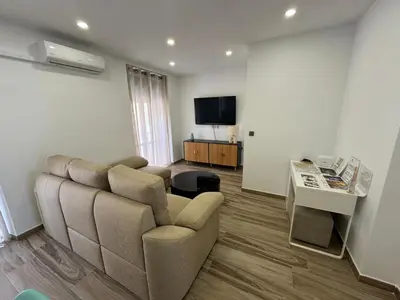 Una televisión o centro de entretenimiento en Alamos Suite a 150m de la catedral