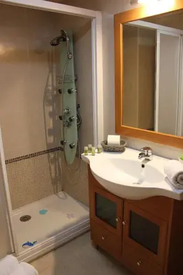 Un baño de APARTAMENTO LA PICONERA Con piscina a 350 metros