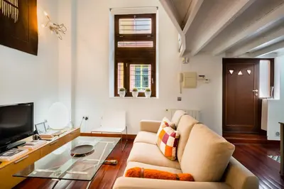 Una televisión o centro de entretenimiento en Stylish loft duplex - Alameda
