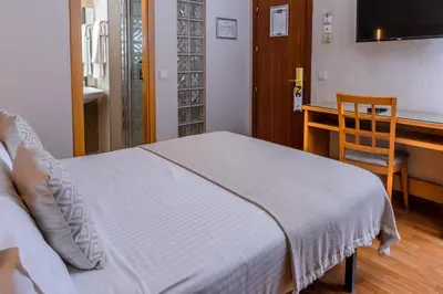 Cama o camas de una habitación en Hotel Serrano