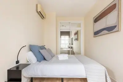 Cama o camas de una habitación en Azahar Metropol Parasol, parking gratis para coches medianos