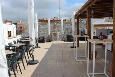 Un restaurante o sitio para comer en SUITE DEL CASTILLO