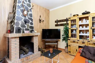 Una televisión o centro de entretenimiento en Casa Rural La Atalaya