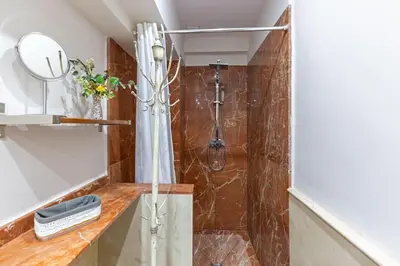 Un baño de Quevedo city center by Valcambre