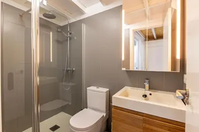 Un baño de Heliotropo City Center Oasis by Valcambre