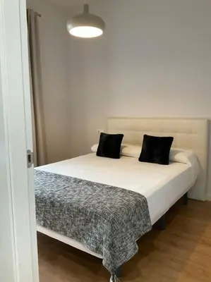 Cama o camas de una habitación en Apt céntrico, a pie de calle.