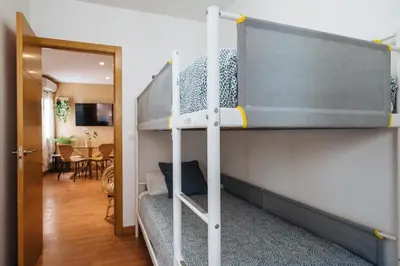 Una televisión o centro de entretenimiento en Divi Apartments Lumbreras