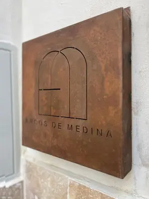 Certificado, premio, señal o documento que está expuesto en Arcos de Medina - Apartamentos premium