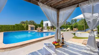 Piscina en o cerca de La Pedriza de Loja by Ruralidays