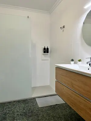 Un baño de Apartamento Puerta Grana Priego.